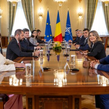 delegatia-aur-la-consultarile-de-la-palatul-cotroceni-foto-presidency-scaled.jpg Drept la replică. AUR explică lipsa declarațiilor de avere ale liderilor săi de pe site-urile Parlamentului