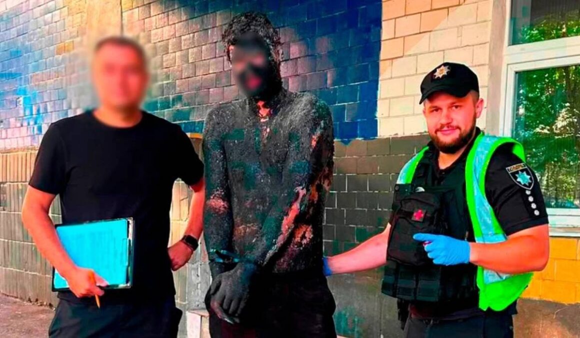 S-a uns cu smoală ca să se camufleze. Polițiștii au folosit 12 litri de ulei și 4 de detergent ca să-l curețe