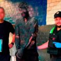 S-a uns cu smoală ca să se camufleze. Polițiștii au folosit 12 litri de ulei și 4 de detergent ca să-l curețe