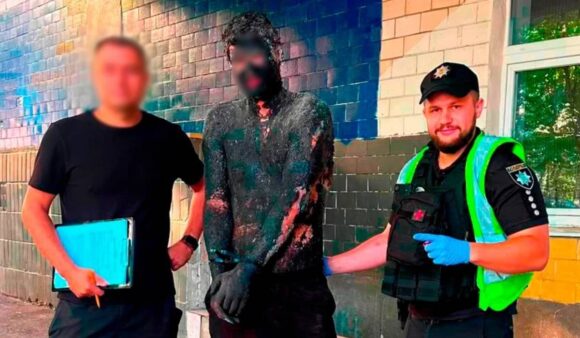 hot-uns-cu-smoala-kiev.jpg S-a uns cu smoală ca să se camufleze. Polițiștii au folosit 12 litri de ulei și 4 de detergent ca să-l curețe