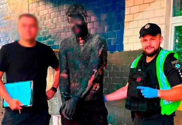 hot-uns-cu-smoala-kiev.jpg S-a uns cu smoală ca să se camufleze. Polițiștii au folosit 12 litri de ulei și 4 de detergent ca să-l curețe