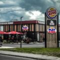 David contra Goliat în industria fast-food. Cum încearcă un primar din Franța să țină marile lanțuri departe de oraș – Aleph News