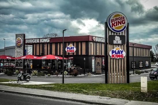 images-14.jpeg David contra Goliat în industria fast-food. Cum încearcă un primar din Franța să țină marile lanțuri departe de oraș – Aleph News