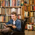 Cărțile scrise de oameni ar putea deveni noul produs premium. Editorii discută despre eticheta „Autor uman” – Aleph News