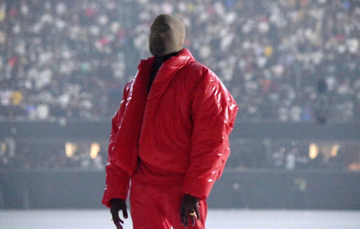 kwest.jpg Concertele lui Kanye West din Rusia ar putea fi anulate. Gazprom Arena din Sankt Petersburg anunță că a primit „reclamații” privind prezența artistului