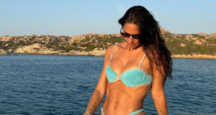 Melissa Satta, femeia despre care s-a zvonit că s-a iubit cu Adrian Mutu, apariție fabuloasă în costum de baie, la 40 de ani!