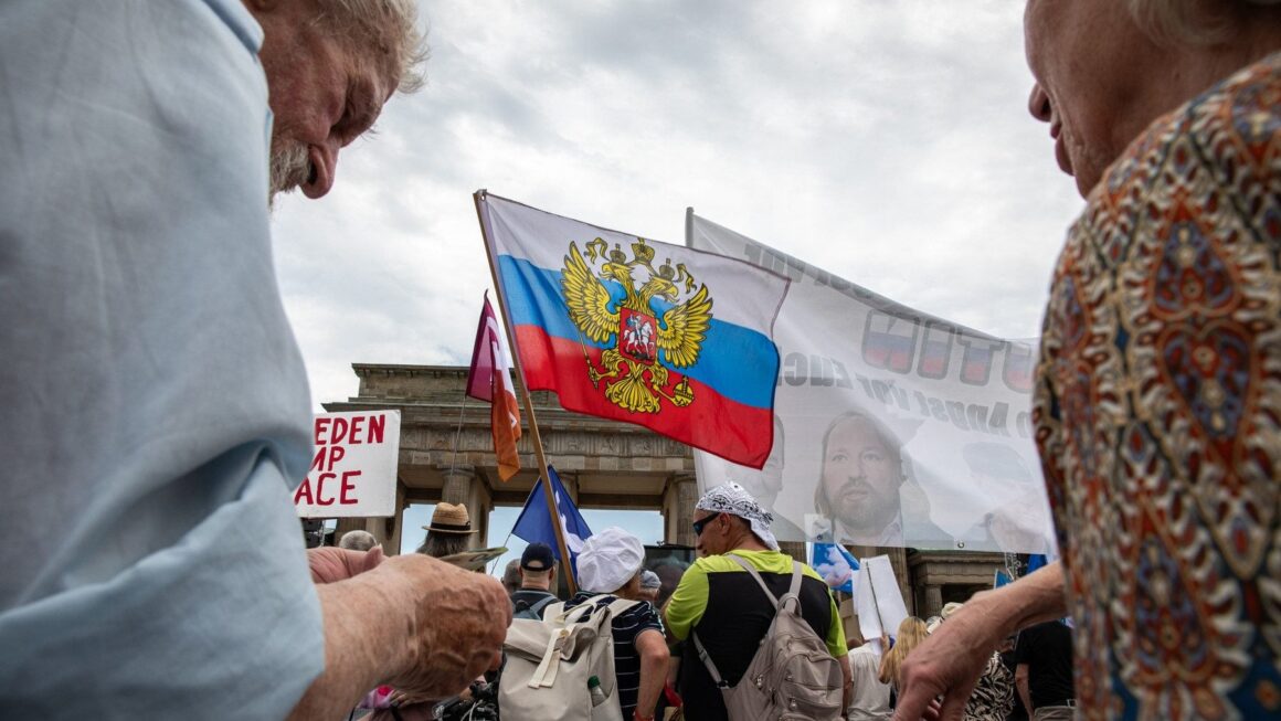 Noul Comintern. Cum recrutează Kremlinul „socialiști” din SUA și Marea Britanie pentru manifestații anti-NATO, acte de sabotaj și război