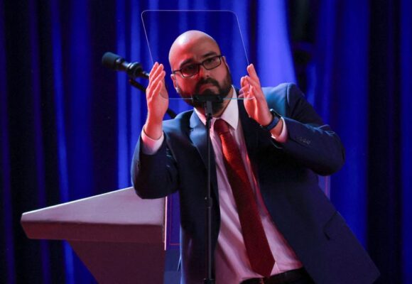 perez-bun.jpg Gabriel Perez, fost operator al prompterului de la Casa Albă, amendat pentru pariuri pe discursuri
