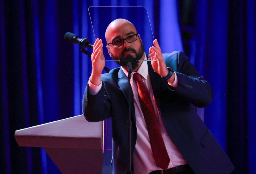 perez-bun.jpg Gabriel Perez, fost operator al prompterului de la Casa Albă, amendat pentru pariuri pe discursuri