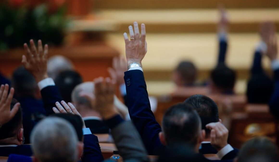 politicieni-in-parlament-voteaza.jpg Peste 900 de foști parlamentari încasează pensii speciale. 154 de dosare noi au fost aprobate după o decizie CCR din 2023. Cât ne costă lunar