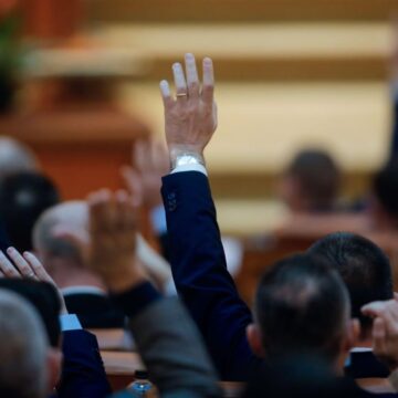politicieni-in-parlament-voteaza.jpg Peste 900 de foști parlamentari încasează pensii speciale. 154 de dosare noi au fost aprobate după o decizie CCR din 2023. Cât ne costă lunar