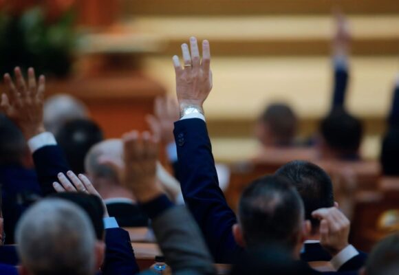 politicieni-in-parlament-voteaza.jpg Peste 900 de foști parlamentari încasează pensii speciale. 154 de dosare noi au fost aprobate după o decizie CCR din 2023. Cât ne costă lunar