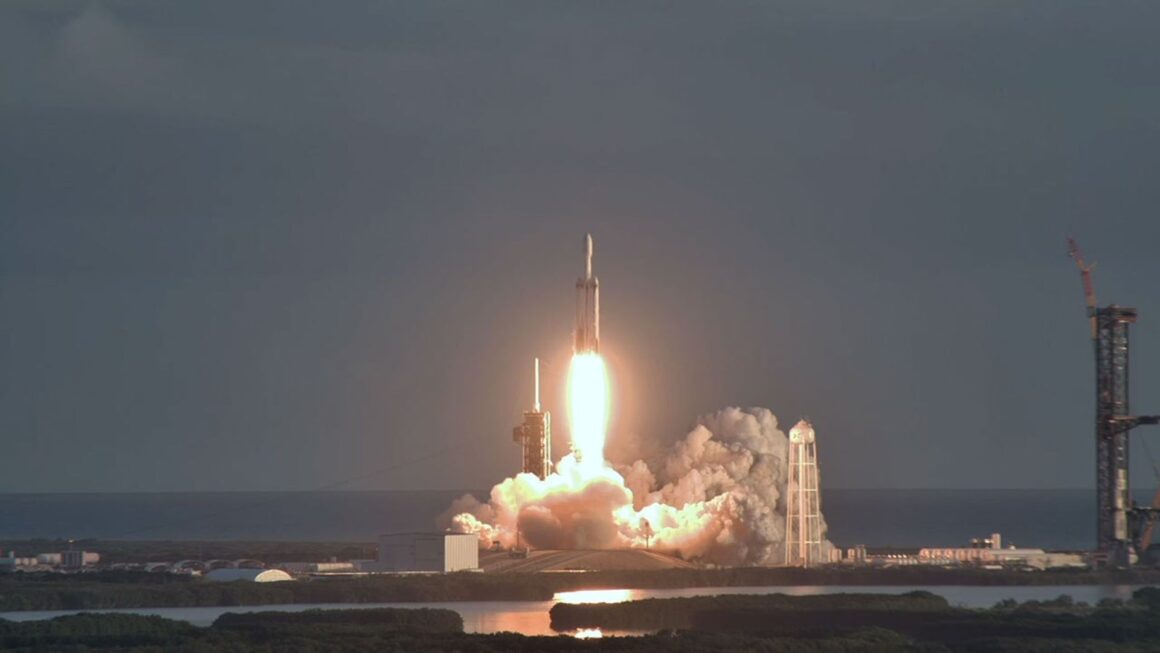 roman-launch-2.jpg NASA a lansat telescopul spațial „Nancy Grace Roman”, un puternic observator care se va concentra pe energia și materia întunecată