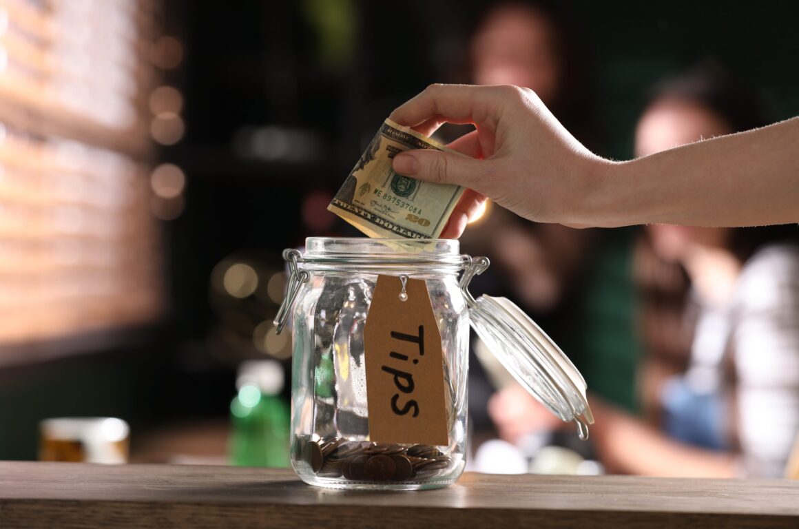 Bărbații albi pot primi bacșișuri mai mari decât femeile și angajații de culoare. Unele restaurante americane elimină complet bacșișul