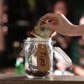 Bărbații albi pot primi bacșișuri mai mari decât femeile și angajații de culoare. Unele restaurante americane elimină complet bacșișul