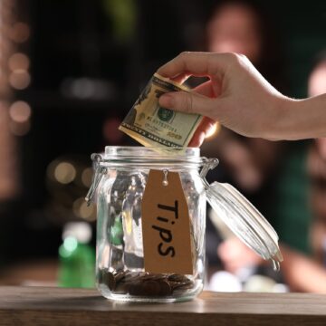 Bărbații albi pot primi bacșișuri mai mari decât femeile și angajații de culoare. Unele restaurante americane elimină complet bacșișul