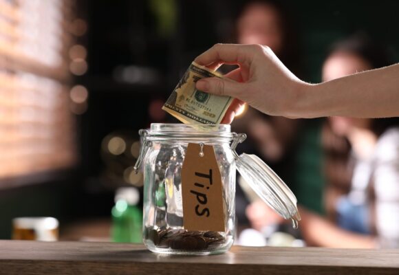 tipping-shutterstock-scaled-1.jpg Bărbații albi pot primi bacșișuri mai mari decât femeile și angajații de culoare. Unele restaurante americane elimină complet bacșișul