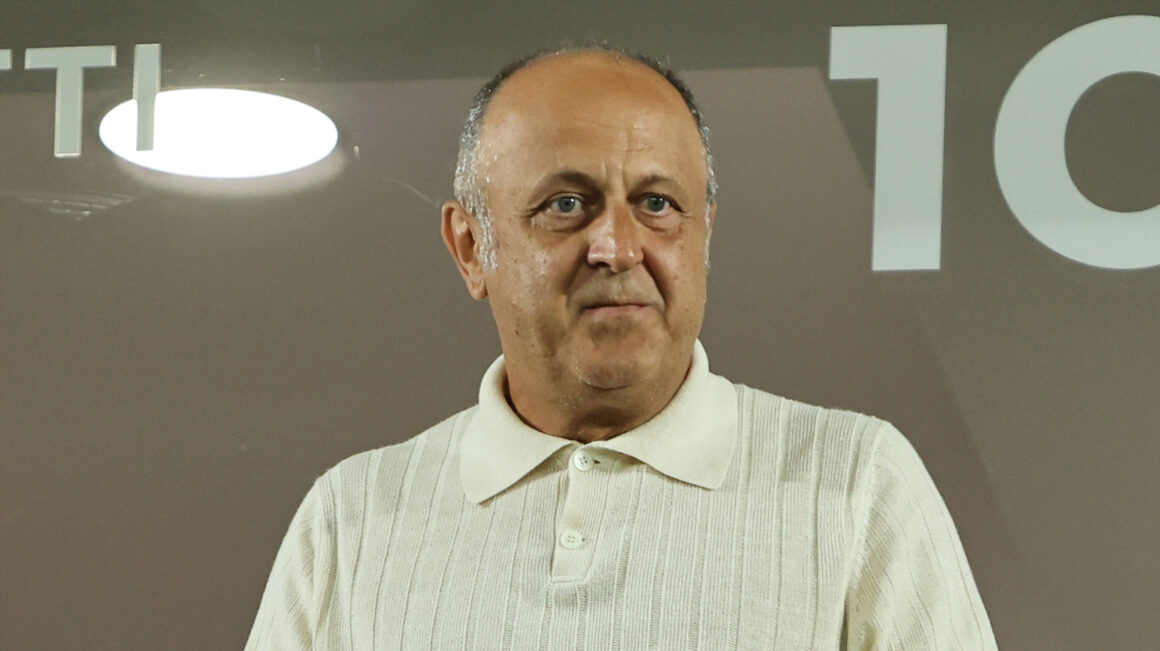 transfer-rapid-rezolvat-dan-sucu-daniel-pancu-fotbalisti-tribune-latif-ouedraogo-eric-ange-tape.jpg Două transferuri rezolvate de Șucu pentru Pancu! Fotbaliștii, surprinși în tribune la Rapid – CFR Cluj