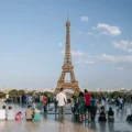 Turnul Eiffel a fost închis după ce angajații au intrat în grevă. Acuzații de discriminare a femeilor în timpul unei vizite religioase