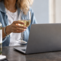 Alcoolul te poate face să cheltuiești mai mult online