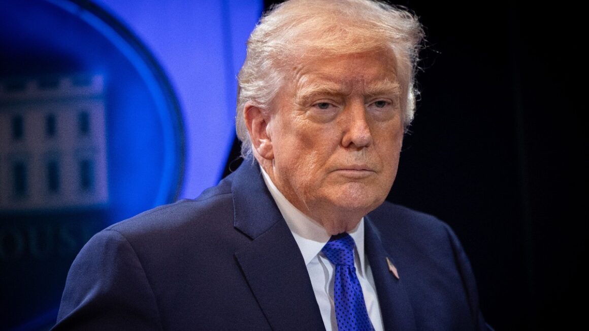 Donald Trump a promulgat legea care lovește Rusia și îi permite să impună tarife de până la 100% unor state