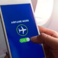 Motivul pentru care e important să activezi modul avion în timpul zborului. Riscul real nu este pentru avion, ci pentru abonamentul tău