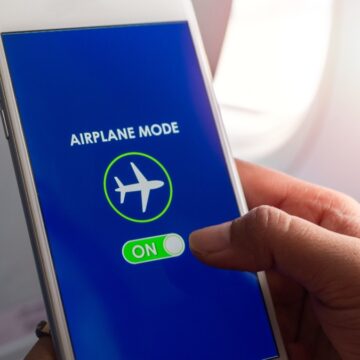 Motivul pentru care e important să activezi modul avion în timpul zborului. Riscul real nu este pentru avion, ci pentru abonamentul tău