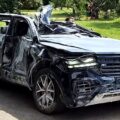 Un Volkswagen Touareg a fost lovit de explozia unei rachete balistice și încă merge