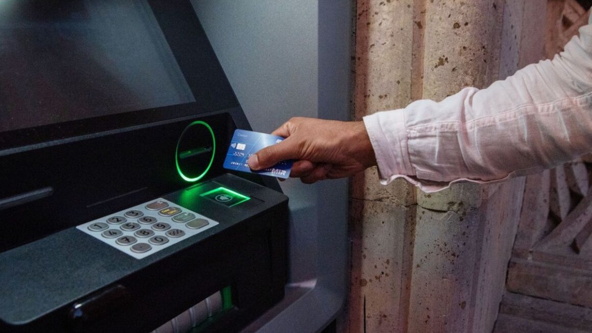 Cum vrea Parlamentul să schimbe retragerile de numerar de pe orice card bancar