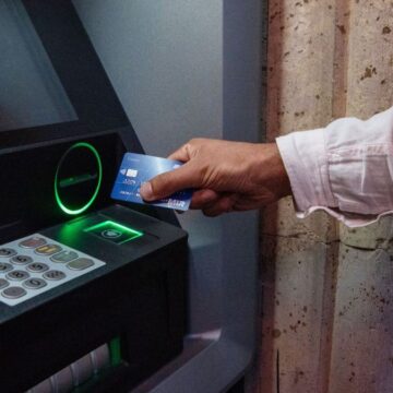 Cum vrea Parlamentul să schimbe retragerile de numerar de pe orice card bancar