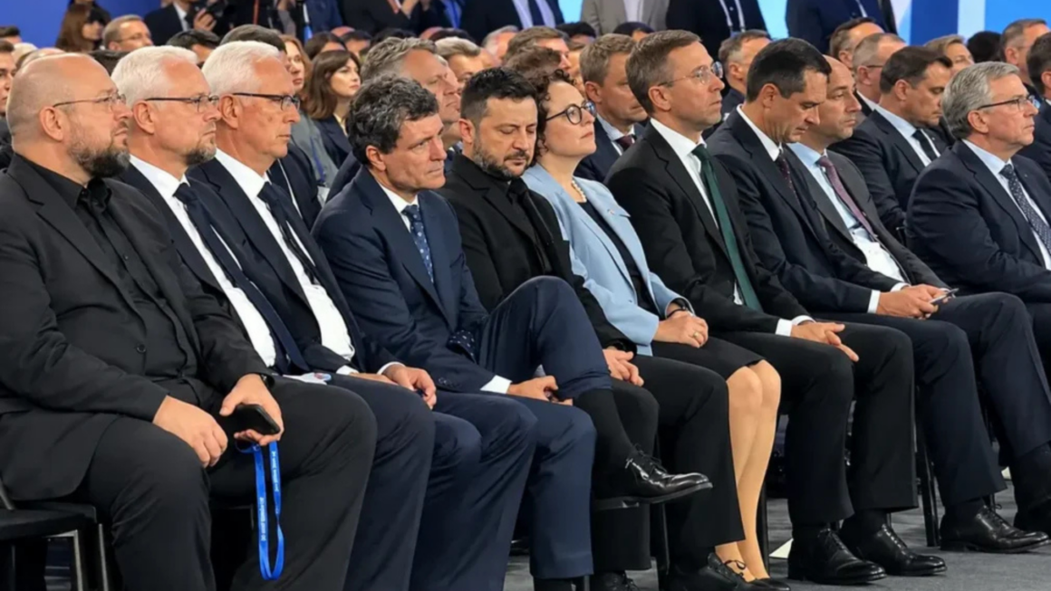 Nicușor Dan a fost surprins în timp ce își aranja șosetele