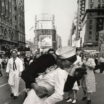 alfred-eisenstaedt-vj-day-in-times-square-august-14-1945-c-alfred-eisenstaedt-particolare-foto.jpg Un sărut poate dura doar câteva secunde, dar povestea lui are milioane de ani. Când a apărut și cum a devenit un gest de apropiere și afecțiune?