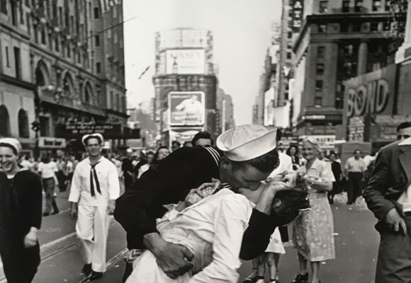 alfred-eisenstaedt-vj-day-in-times-square-august-14-1945-c-alfred-eisenstaedt-particolare-foto.jpg Un sărut poate dura doar câteva secunde, dar povestea lui are milioane de ani. Când a apărut și cum a devenit un gest de apropiere și afecțiune?
