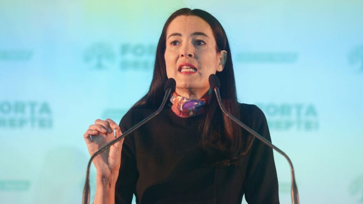 clotilde-armand-condamnata-la-inchisoare-cu-amanarea-pedepsei-in-prima-instanta-in-dosarul-in-care-a-fost-acuzata-ca-s-a-numit-singura-manager-intr-un-proiect-cu-fonduri-europene-e1788187933411.jpg Clotilde Armand nu va fi suspendată din USR după ce a fost condamnată la închisoare, anunță partidul lui Dominic Fritz