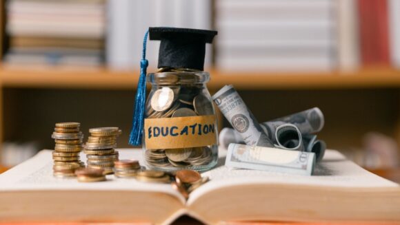 educatie-bani-shutter.jpg Cât valorează educația pentru economia României?