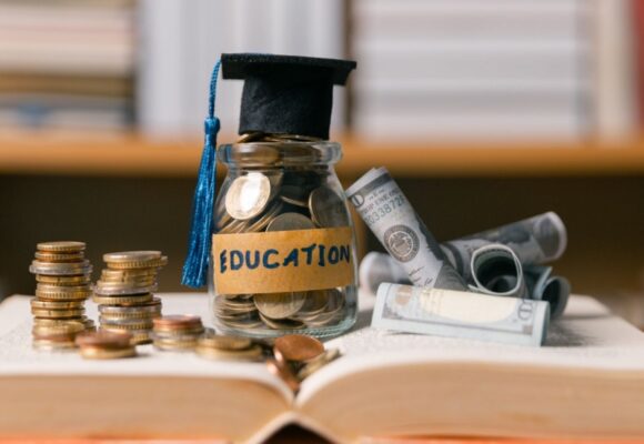 educatie-bani-shutter.jpg Cât valorează educația pentru economia României?