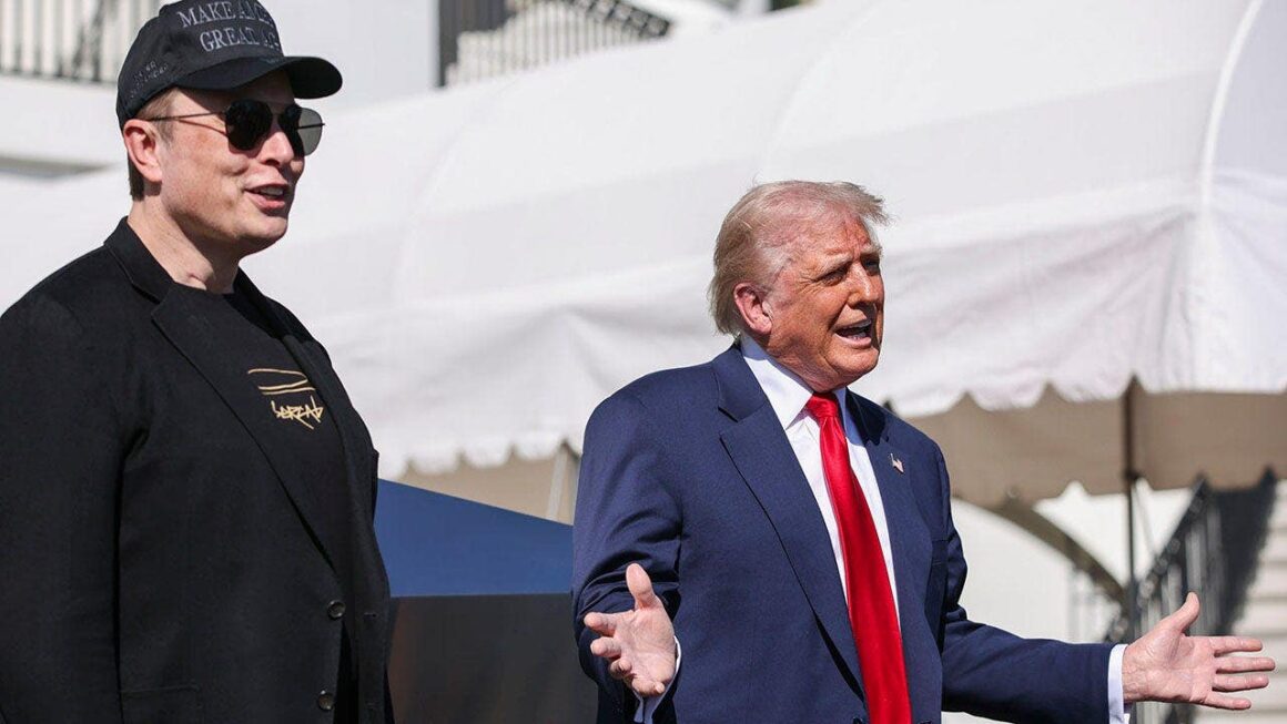 elon-musk-donald-trump-tesla-white-house.jpg Trump lansează America.gov, platforma A.I. a guvernului
