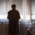 A strâns 35.000 de euro pentru copii și a rămas fără nimic, de frică. De ce i-a dat toți banii unui tânăr de 19 ani
