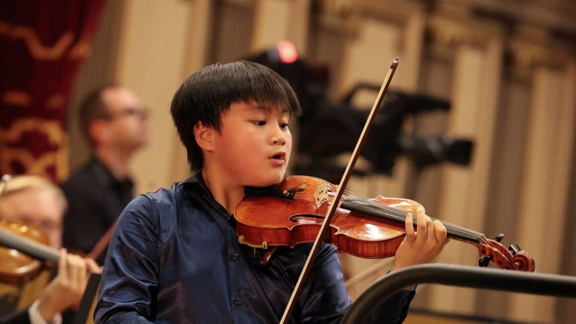 jayden-king.jpeg Jayden King, în vârstă de doar 11 ani, a câștigat Concursul George Enescu. Este cel mai tânăr câștigător din istoria competiției, la secţiunea vioară