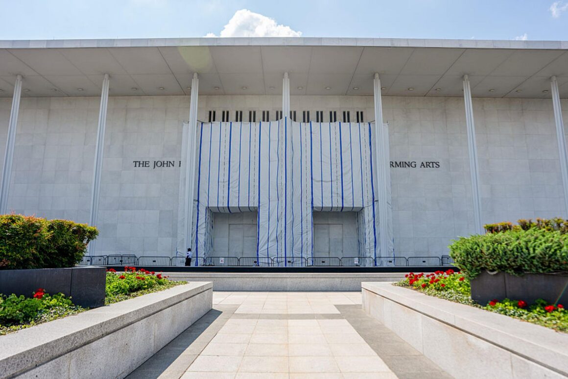 Trump amenință că nu va redeschide Kennedy Center fără numele său