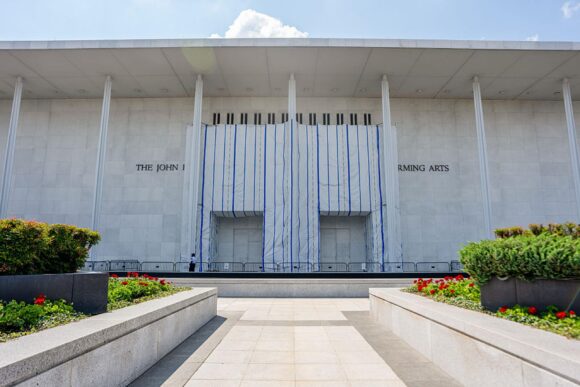 kennedy-center-scaled.jpg Trump amenință că nu va redeschide Kennedy Center fără numele său