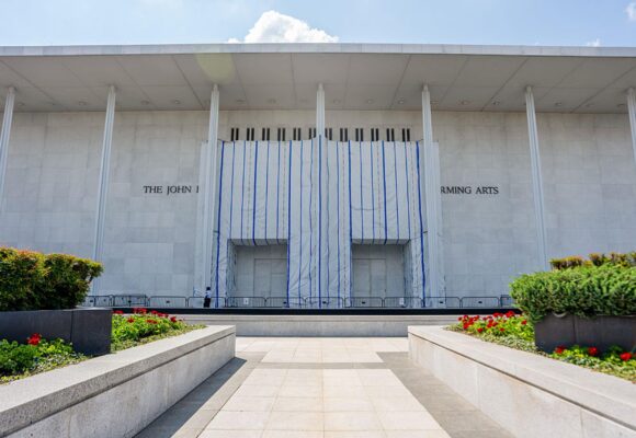 kennedy-center-scaled.jpg Trump amenință că nu va redeschide Kennedy Center fără numele său