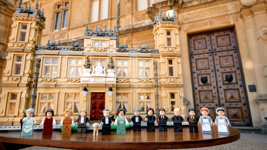 lego-scaled.jpg LEGO transformă pentru prima dată „Downton Abbey” într-un set