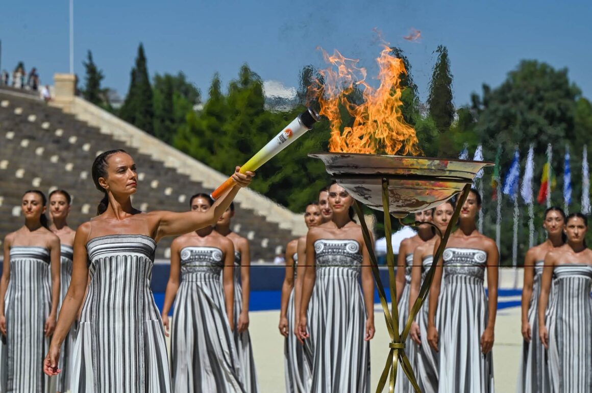 olyaph.jpg Flacăra Olimpică a ajuns în Senegal