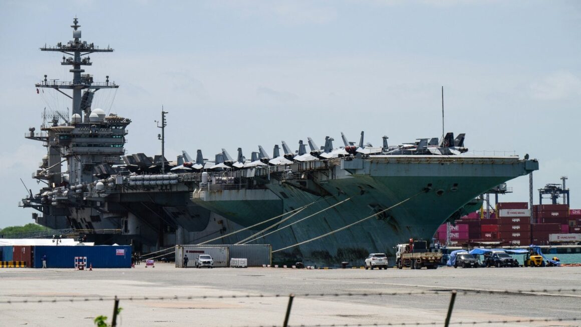 portavionul-american-uss-abraham-lincoln-acostat-in-portul-laem-chabang-in-apropiere-de-pattaya-foto-profimedia-e1788463329422.jpg Portavionul USS Abraham Lincoln a acostat în sfârșit după 9 luni pe mare, misiuni în Iran și controverse despre condițiile de la bord. Soldații se relaxează într-o stațiune din Thailanda