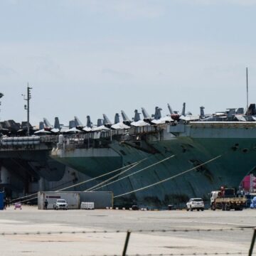 Portavionul USS Abraham Lincoln a acostat în sfârșit după 9 luni pe mare, misiuni în Iran și controverse despre condițiile de la bord. Soldații se relaxează într-o stațiune din Thailanda