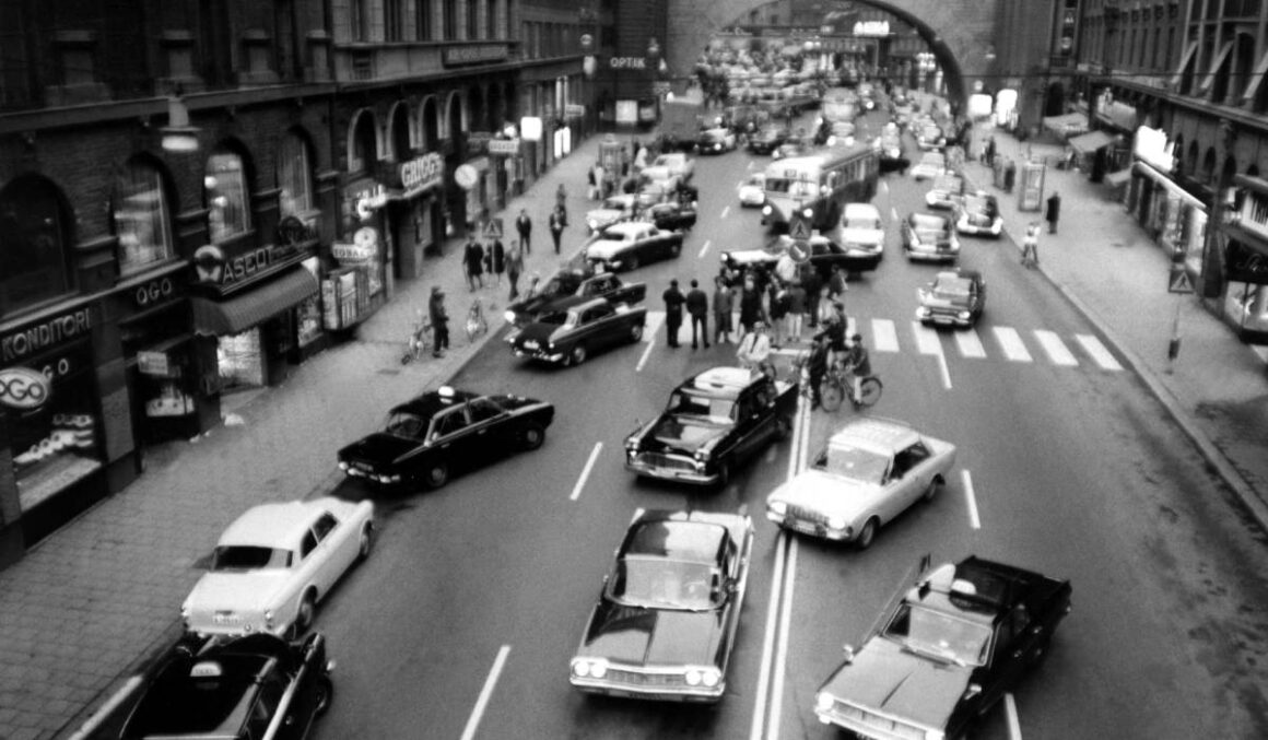 prima-zi-de-circulatie-pe-dreapta-in-suedia-1967.jpg În 1967, la ora 4:50, toate mașinile s-au oprit. După 10 minute, toate circulau pe contrasens