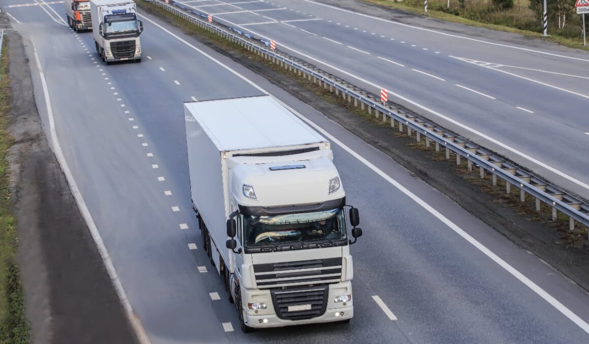 Șoferii de TIR care circulă în Europa caută mai bine de o oră loc de parcare. Unii conduc încă 20 km ca să-l găsească