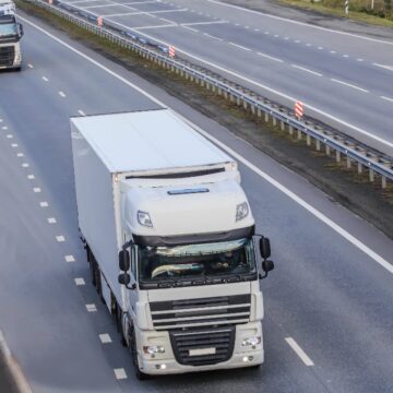 Șoferii de TIR care circulă în Europa caută mai bine de o oră loc de parcare. Unii conduc încă 20 km ca să-l găsească