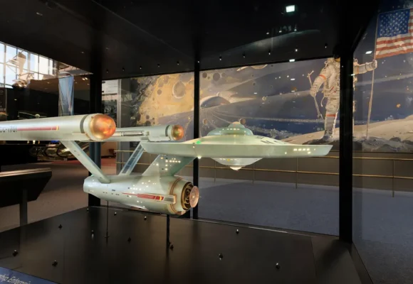 star-treck.webp.webp Star Trek împlinește 60 de ani și revine pentru o zi la Smithsonian